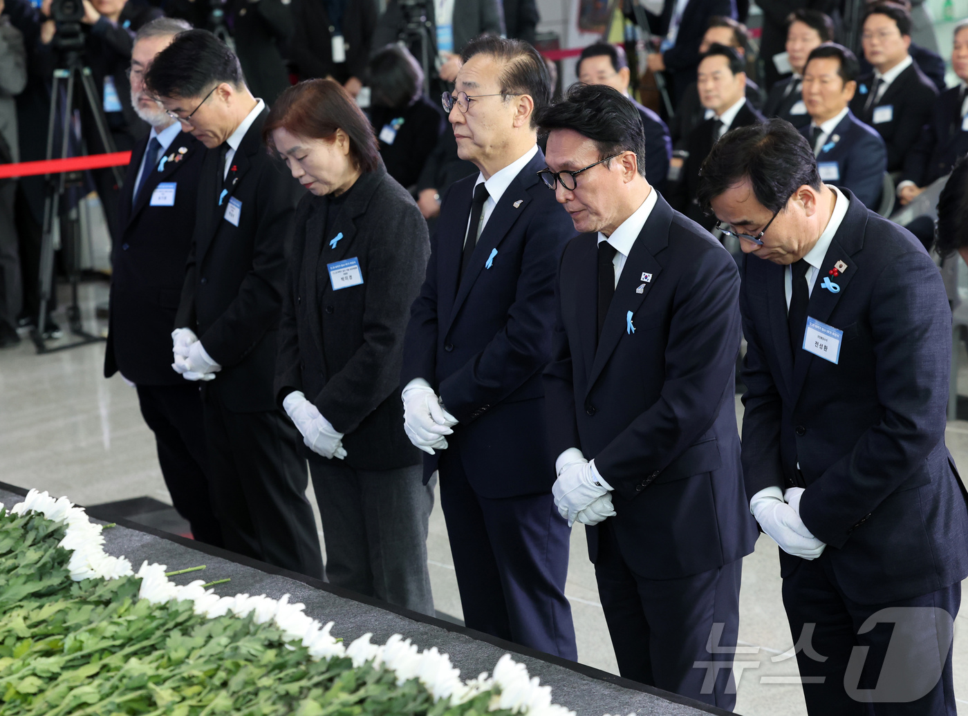(무안=뉴스1) 사진공동취재단 = 김민석 국무총리를 비롯한 참석자들이 29일 오전 전남 무안군 무안국제공항에서 열린 '12.29 제주항공 여객기 참사 1주기 추모식'에 참석해 희생 …