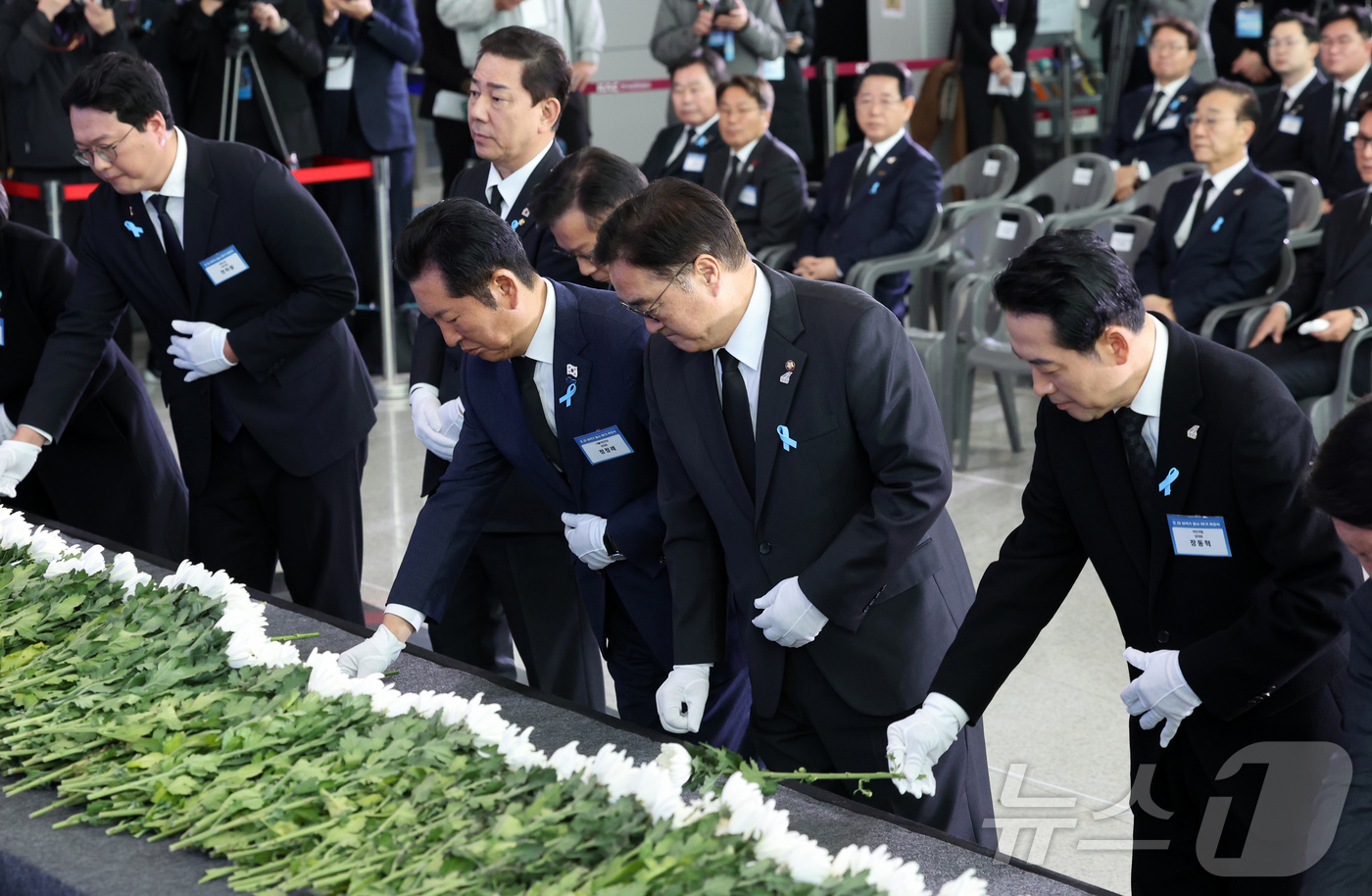 (무안=뉴스1) 사진공동취재단 = 29일 오전 전남 무안국제공항에서 열린 12·29 제주항공 여객기 참사 1주기 추모식에서 정청래 더불어민주당 대표, 우원식 국회의장, 장동혁 국민 …