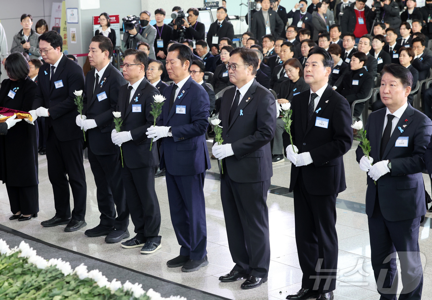 (무안=뉴스1) 사진공동취재단 = 29일 오전 전남 무안국제공항에서 열린 12·29 제주항공 여객기 참사 1주기 추모식에서 우원식 국회의장 비롯한 국회 측 참석자들이 헌화하기 위해 …