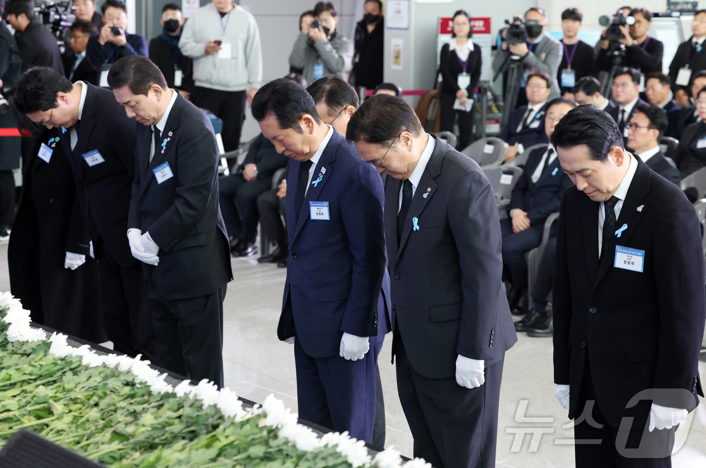 (무안=뉴스1) 사진공동취재단 = 29일 오전 전남 무안국제공항에서 열린 12·29 제주항공 여객기 참사 1주기 추모식에서 정청래 더불어민주당 대표, 우원식 국회의장, 장동혁 국민 …