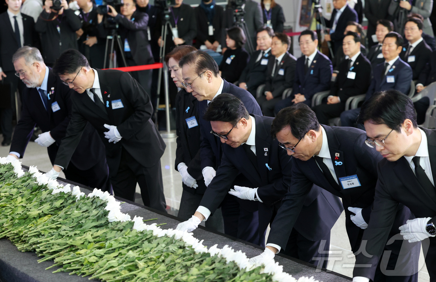 (무안=뉴스1) 사진공동취재단 = 29일 오전 무안국제공항에서 열린 '12.29 제주항공 여객기 참사 1주기 추모식'에서 김민석 국무총리를 비롯한 정부 측 참석자들이 헌화하고 있다 …