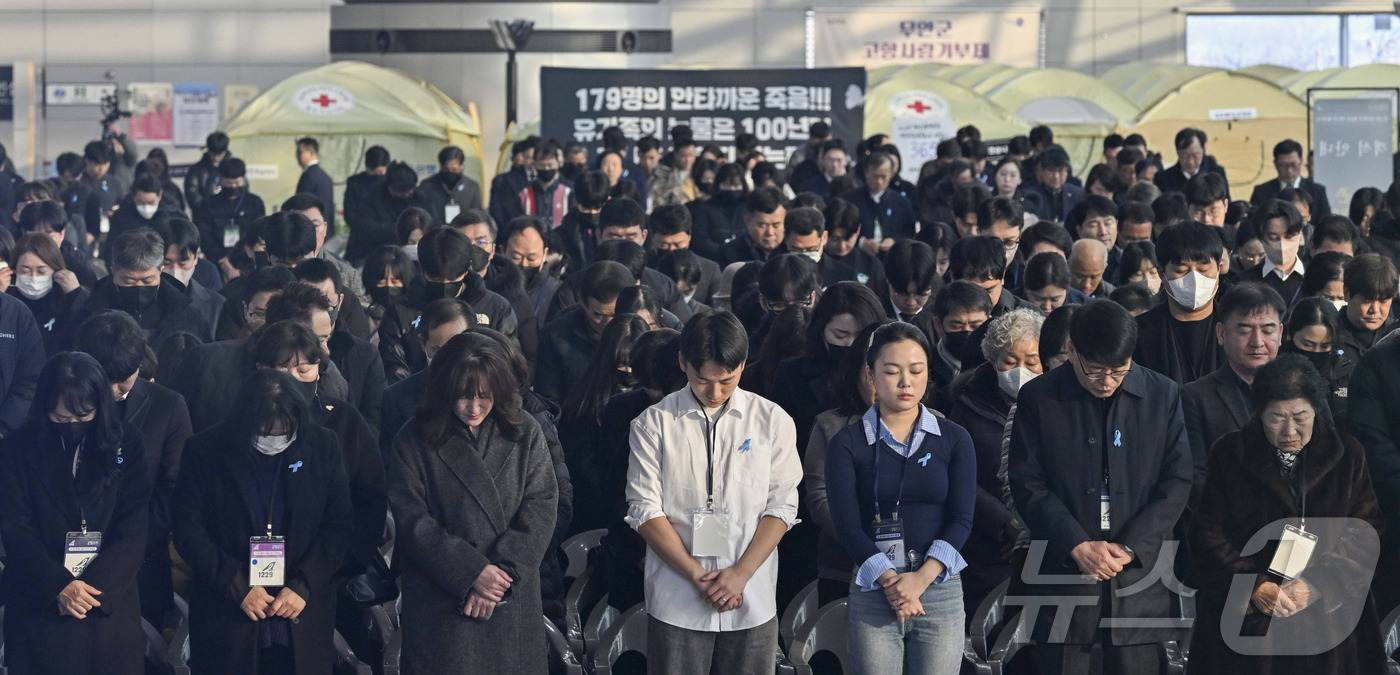 (무안=뉴스1) 사진공동취재단 = 12.29 제주항공 여객기 참사 1주기인 29일 오전 전남 무안국제공항에 마련된 추모식장에서 사고 발생 시간인 오전 9시 3분에 맞춰 추모 사이렌 …