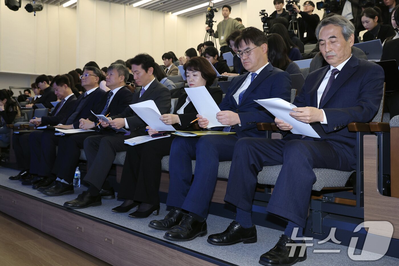 본문 이미지 - 김건희와 명태균·건진법사 관련 국정농단 및 불법 선거 개입 사건 등 진상규명을 위한 특별검사팀 민중기 특별검사(오른쪽부터)와 김형근, 오정희, 박상진, 문홍주, 김경호, 박노수 특검보가 29일 오전 서울 종로구 KT광화문빌딩 웨스트에 마련된 특별검사팀 브리핑룸에서 특검 수사 결과 종합 브리핑을 준비하고 있다. 2025.12.29/뉴스1 ⓒ News1 박정호 기자