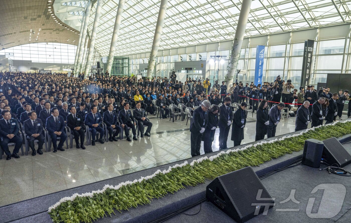 본문 이미지 - 12.29 제주항공 여객기 참사 1주기인 29일 오전 전남 무안국제공항에서 추모식이 진행되고 있다. 2025.12.29/뉴스1 ⓒ News1 사진공동취재단