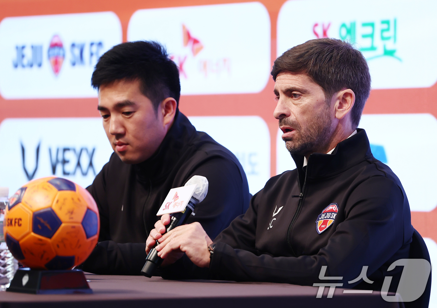 (서울=뉴스1) 김민지 기자 = 세르지우 코스타 신임 제주SK FC 감독이 29일 오전 서울 강서구 메이필드호텔에서 열린 공식 취임 기자회견에서 취재진의 질의를 듣고 있다. 202 …