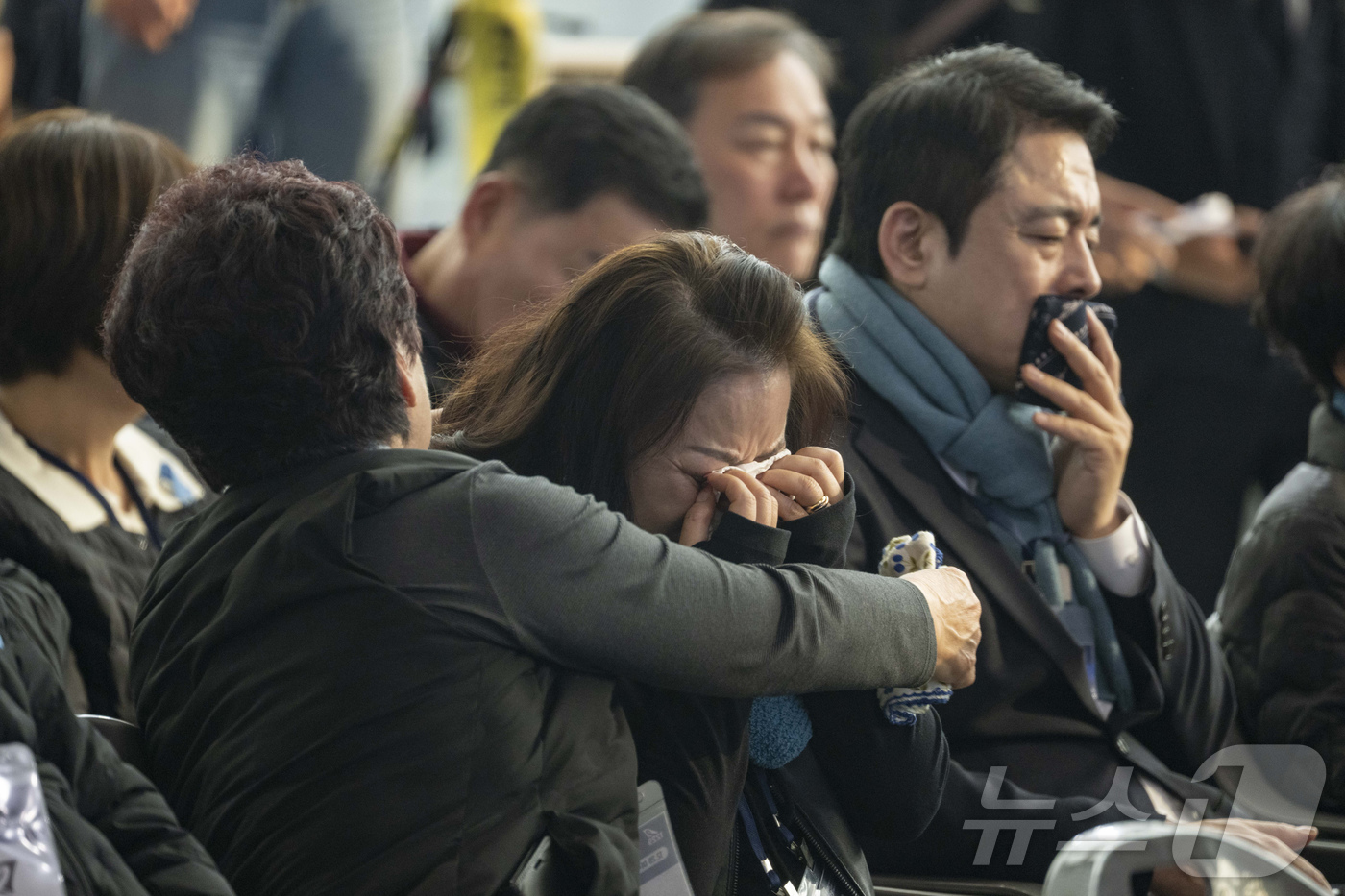 (무안=뉴스1) 사진공동취재단 = 12.29 제주항공 여객기 참사 1주기인 29일 오전 전남 무안국제공항에서 추모식이 엄수되고 있는 가운데 추모식에 참석한 유가족들이 슬픔을 참지 …