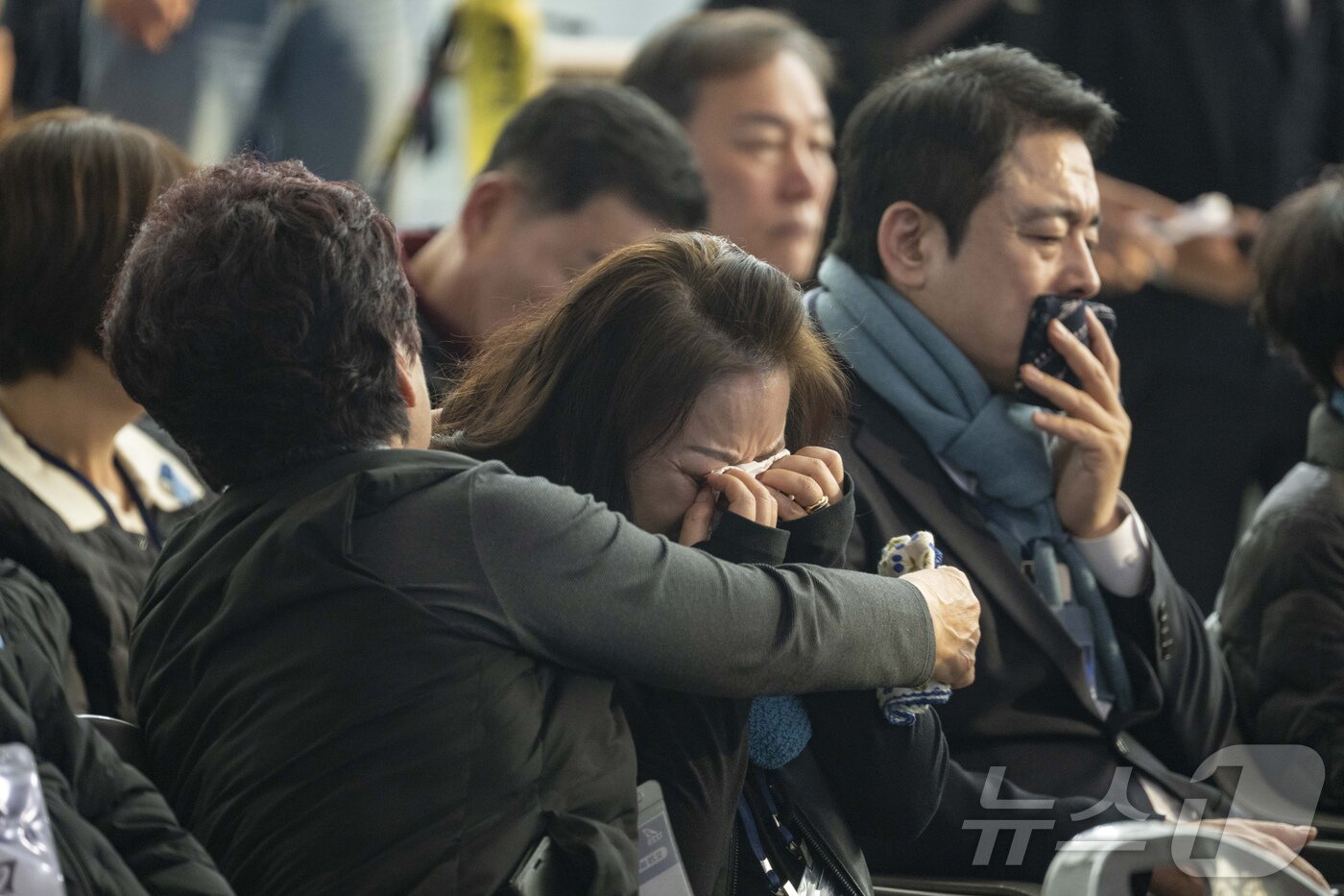 본문 이미지 - 12·29 제주항공 여객기 참사 1주기인 29일 오전 전남 무안국제공항에서 추모식이 엄수되고 있는 가운데 추모식에 참석한 유가족들이 슬픔을 참지 못하고 흐느끼고 있다. 2025.12.29/뉴스1 ⓒ News1 사진공동취재단