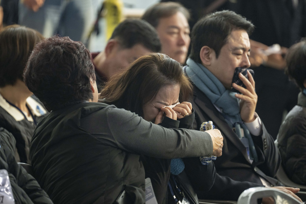 "돌아와라" "억울해서 못살아"…제주항공 참사 1주기에 퍼진 절규