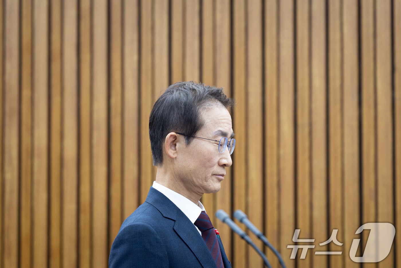 (서울=뉴스1) 유승관 기자 = 김호철 감사원장 후보자가 29일 서울 여의도 국회에서 열린 인사청문회에 앞서 무안공항 참사 희생자들을 기리는 묵념을 하고 있다. 2025.12.29 …