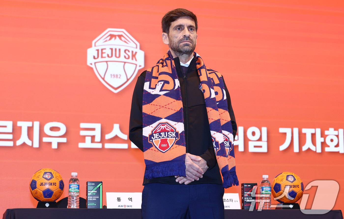 (서울=뉴스1) 김민지 기자 = 세르지우 코스타 신임 제주SK FC 감독이 29일 오전 서울 강서구 메이필드호텔에서 열린 공식 취임 기자회견에서 제주SK FC 공식 머플러를 하고 …