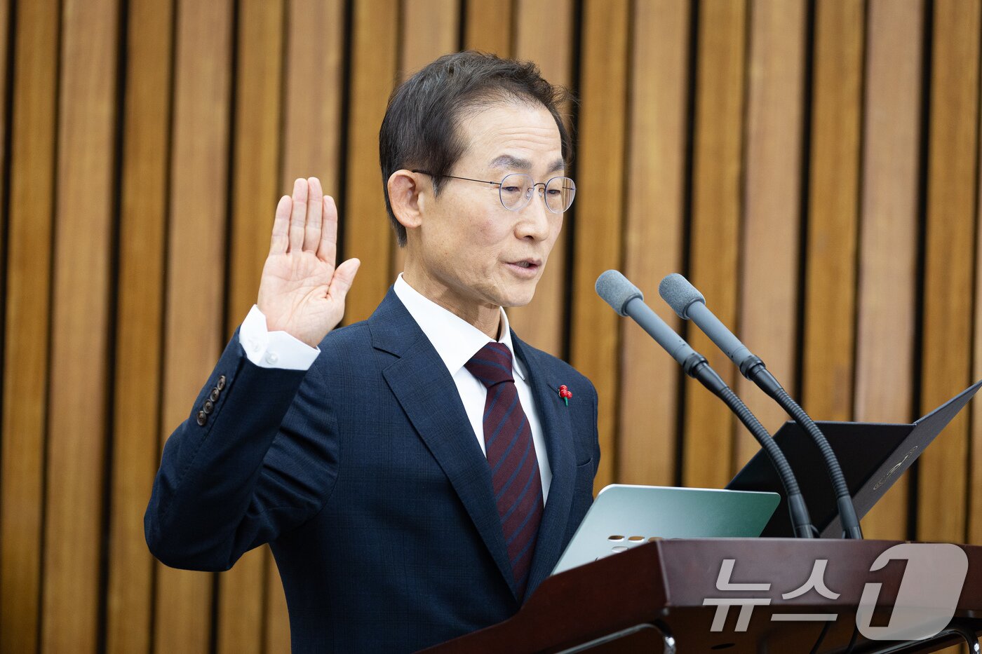 본문 이미지 - 김호철 감사원장 후보자가 29일 서울 여의도 국회에서 열린 인사청문회에서 선서하고 있다. 2025.12.29/뉴스1 ⓒ News1 유승관 기자