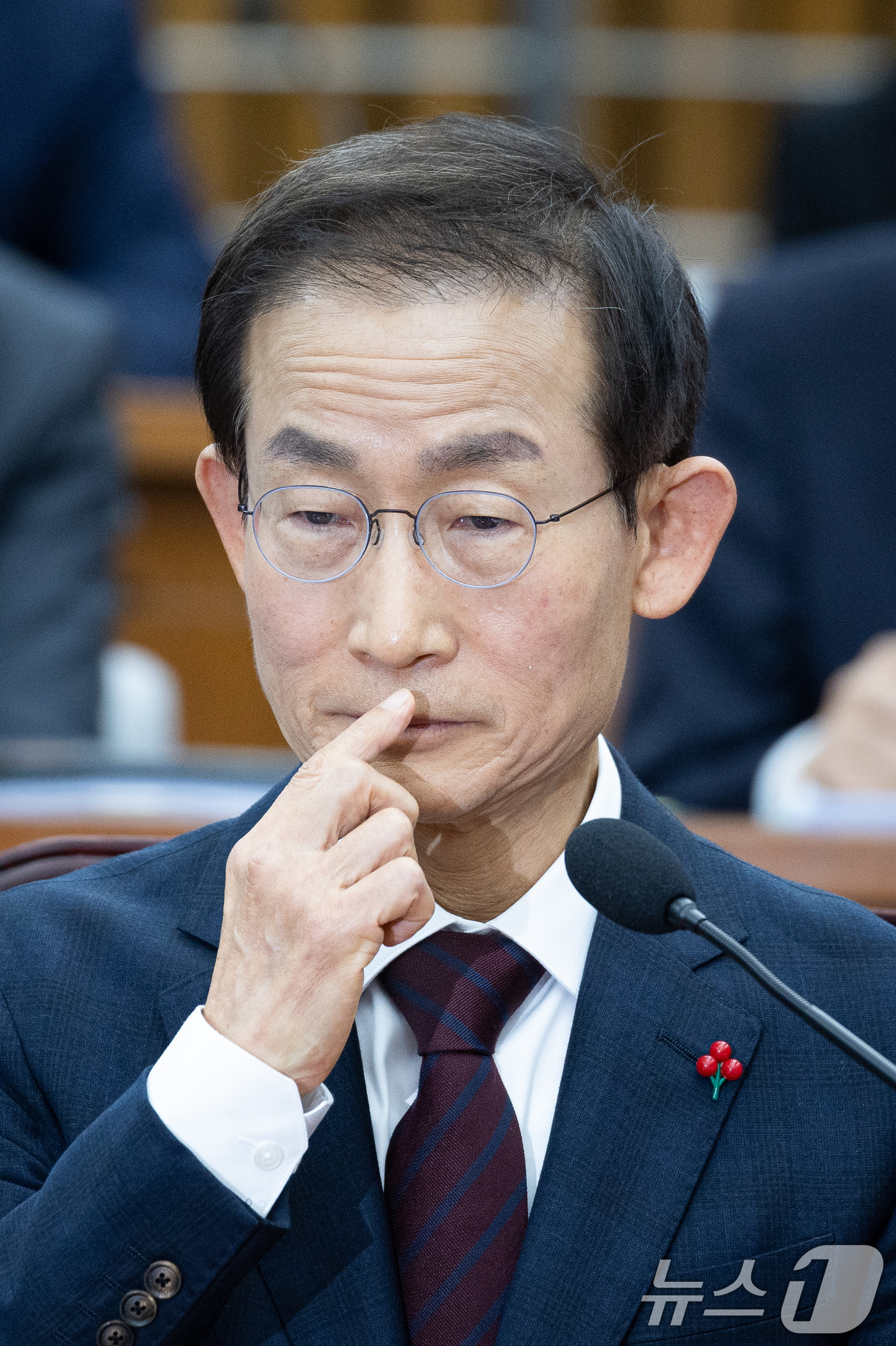 (서울=뉴스1) 유승관 기자 = 김호철 감사원장 후보자가 29일 서울 여의도 국회에서 열린 인사청문회에서 의원들의 자료제출 요구를 들으며 얼굴을 매만지고 있다. 2025.12.29 …