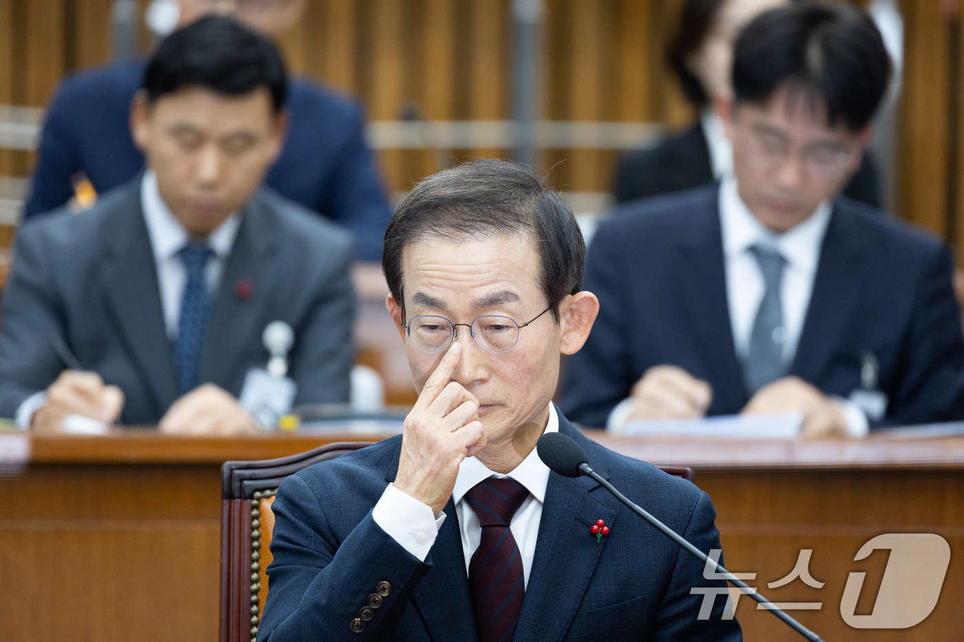 (서울=뉴스1) 유승관 기자 = 김호철 감사원장 후보자가 29일 서울 여의도 국회에서 열린 인사청문회에서 의원들의 자료제출 요구를 들으며 얼굴을 매만지고 있다. 2025.12.29 …