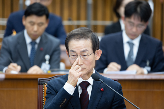 얼굴 매만지는 김호철 감사원장 후보자