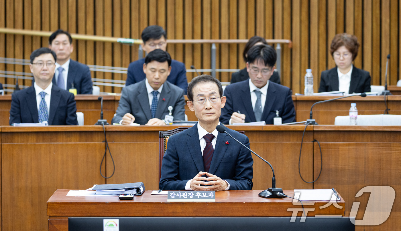 (서울=뉴스1) 유승관 기자 = 김호철 감사원장 후보자가 29일 서울 여의도 국회에서 열린 인사청문회에서 의원들의 자료제출 요구를 듣고 있다. 2025.12.29/뉴스1