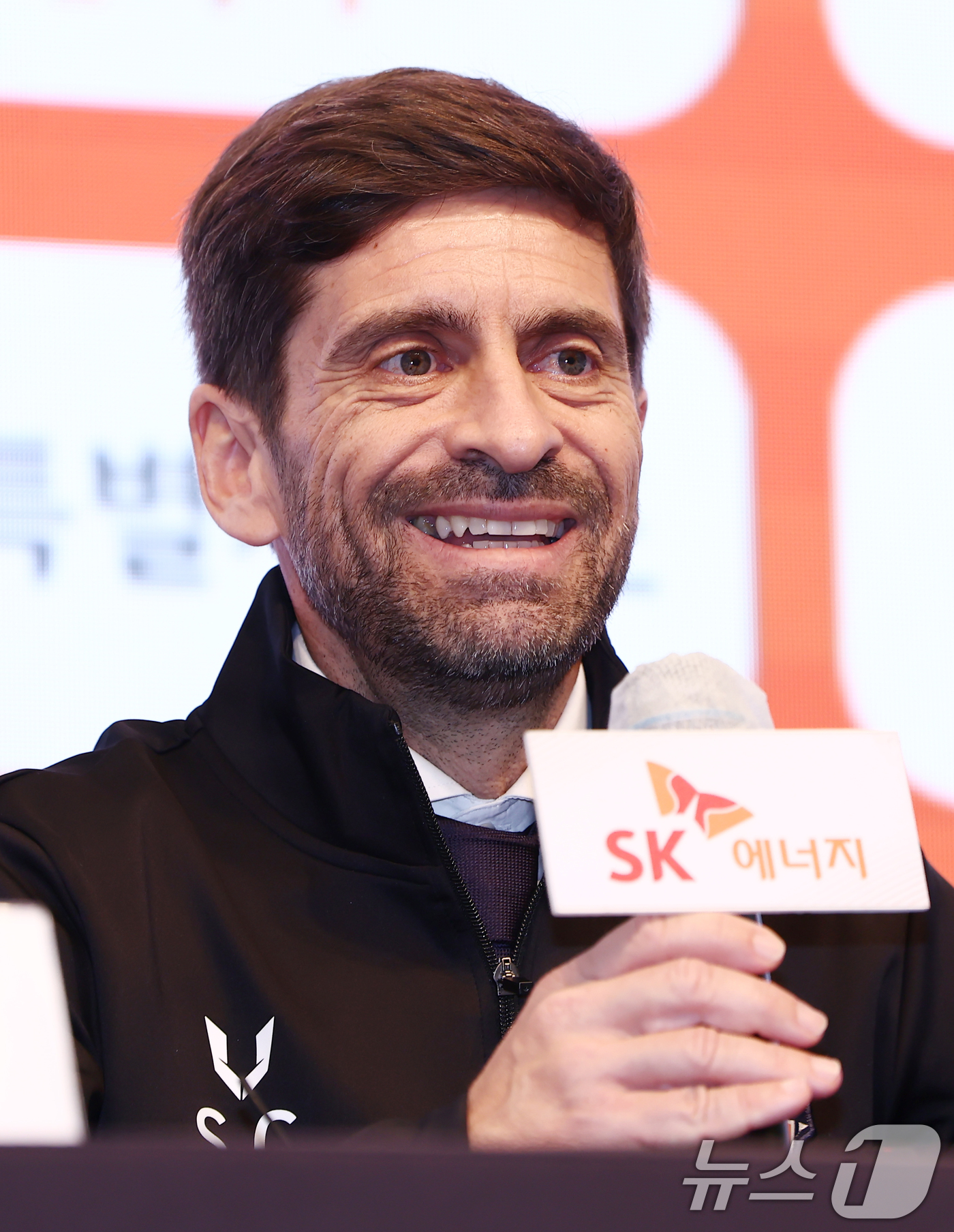 (서울=뉴스1) 김민지 기자 = 세르지우 코스타 신임 제주SK FC 감독이 29일 오전 서울 강서구 메이필드호텔에서 열린 공식 취임 기자회견에서 각오를 밝히고 있다. 2025.12 …