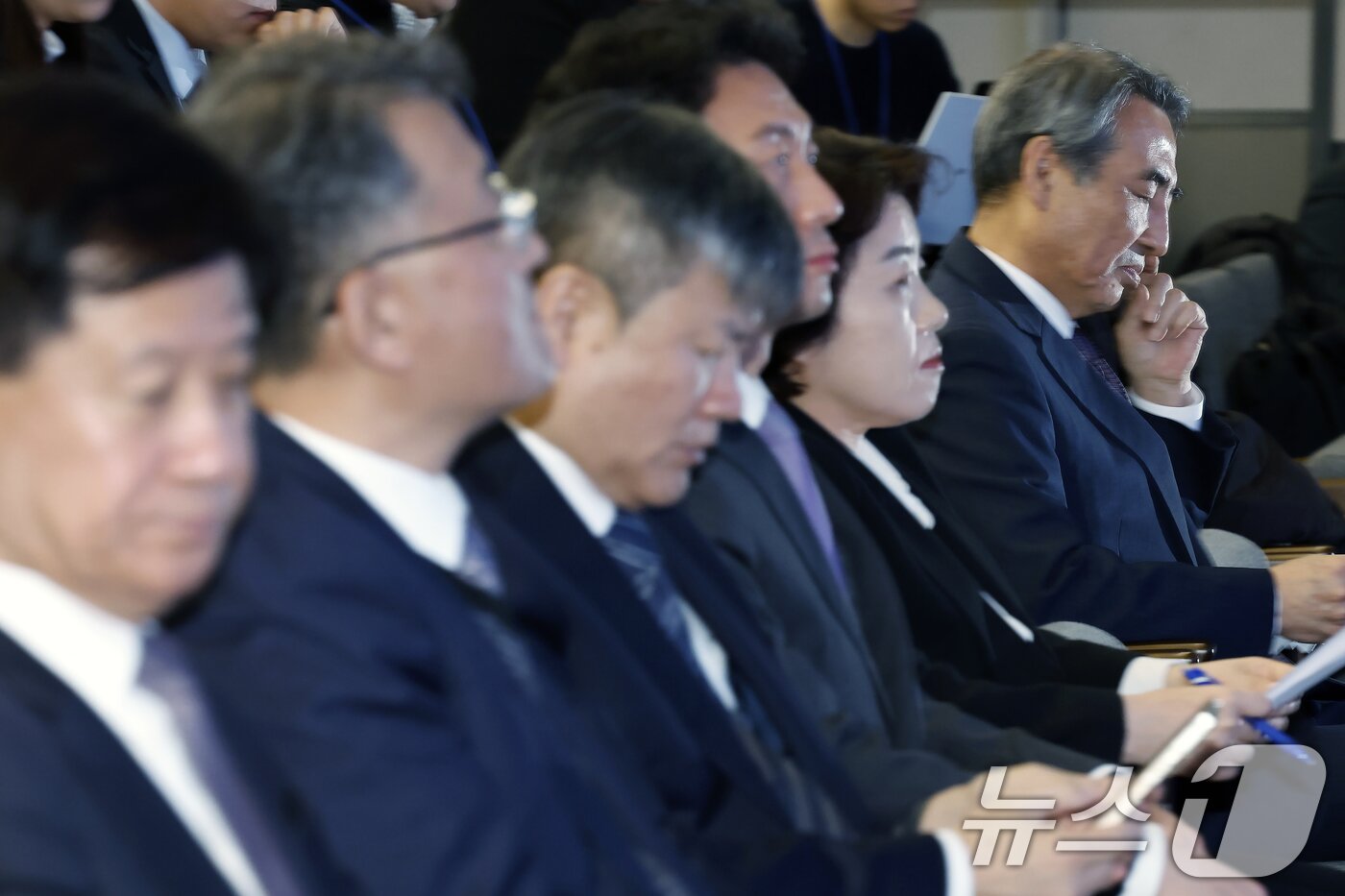 본문 이미지 - 김건희와 명태균·건진법사 관련 국정농단 및 불법 선거 개입 사건 등 진상규명을 위한 특별검사팀 민중기 특별검사가 29일 오전 서울 종로구 KT광화문빌딩 웨스트에 마련된 특별검사팀 브리핑룸에서 진행된 특검 수사 결과 종합 브리핑에서 자료를 살펴보고 있다. 2025.12.29/뉴스1 ⓒ News1 박정호 기자