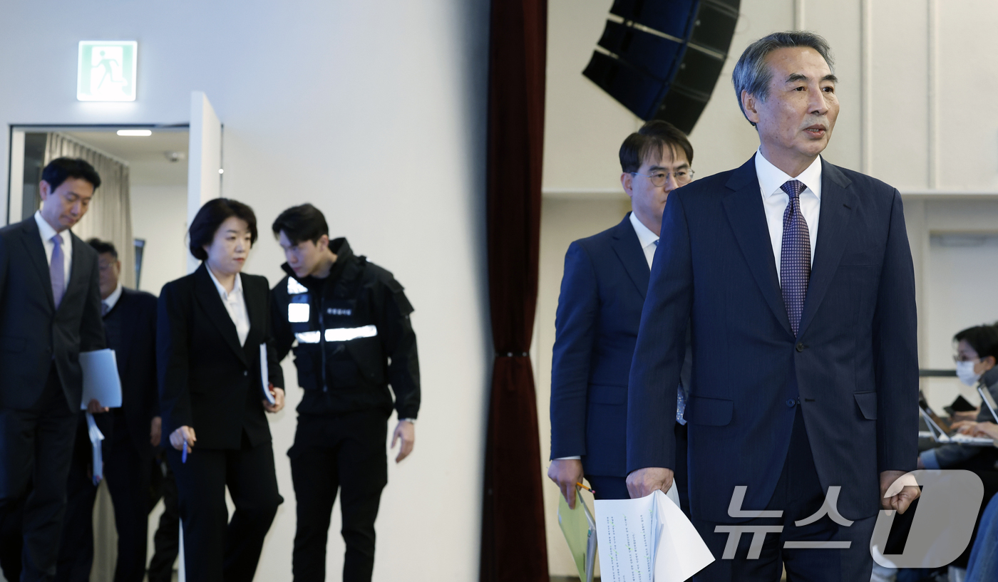 (서울=뉴스1) 박정호 기자 = 김건희와 명태균·건진법사 관련 국정농단 및 불법 선거 개입 사건 등 진상규명을 위한 특별검사팀 민중기 특별검사(오른쪽부터)와 김형근, 오정희, 박상 …