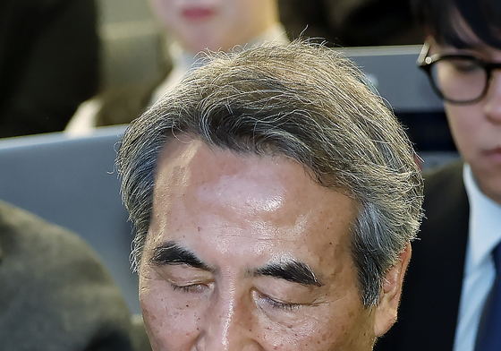 발표 자료 검토하는 민중기 특검