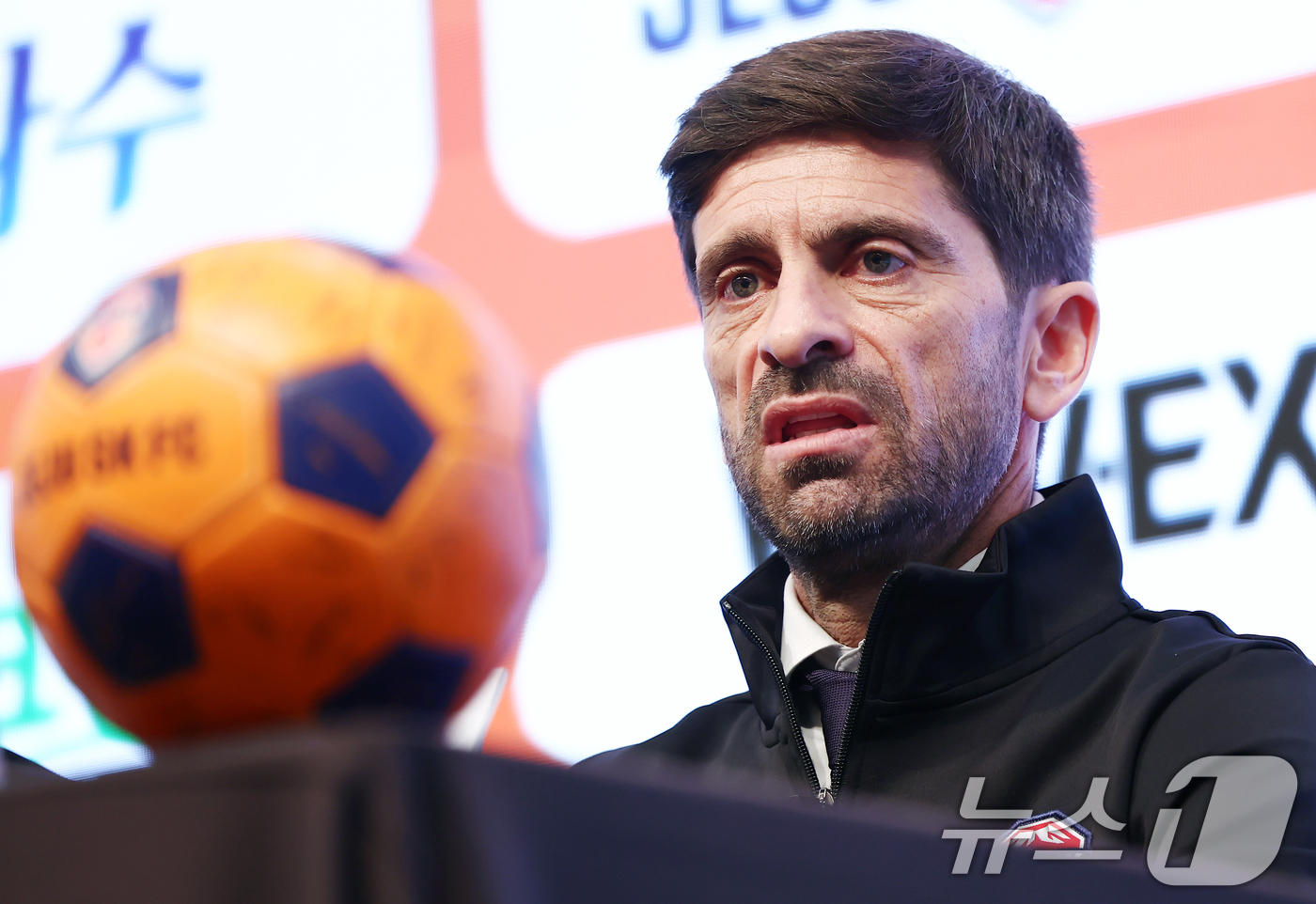 (서울=뉴스1) 김민지 기자 = 세르지우 코스타 신임 제주SK FC 감독이 29일 오전 서울 강서구 메이필드호텔에서 열린 공식 취임 기자회견에서 각오를 밝히고 있다. 2025.12 …