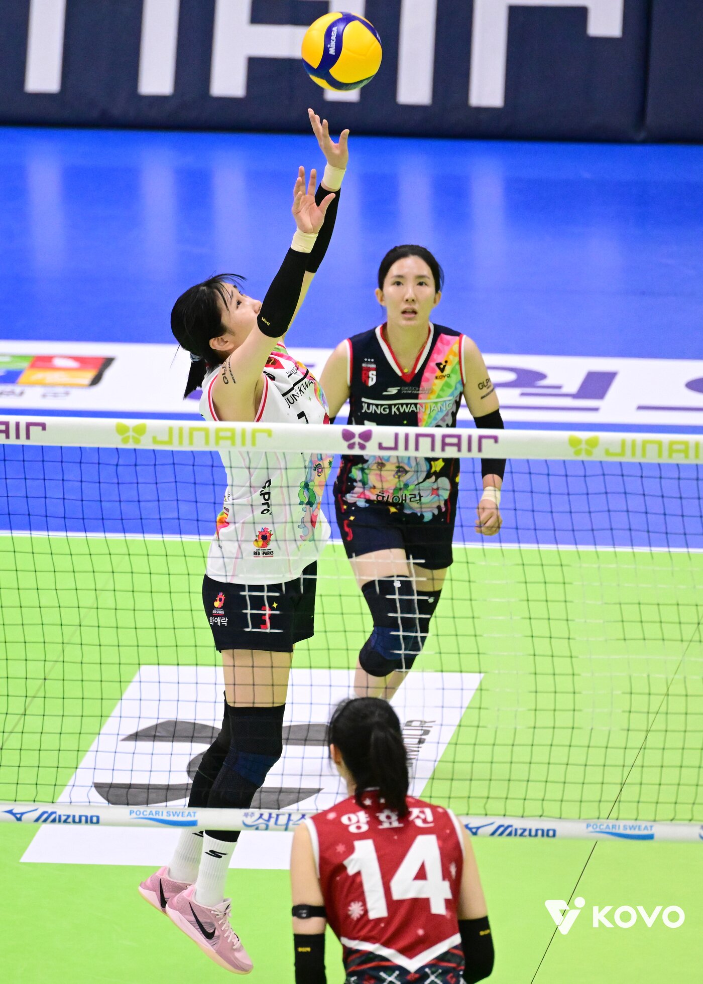 본문 이미지 - 부상에서 복귀한 세터 염혜선(왼쪽). (KOVO 제공)