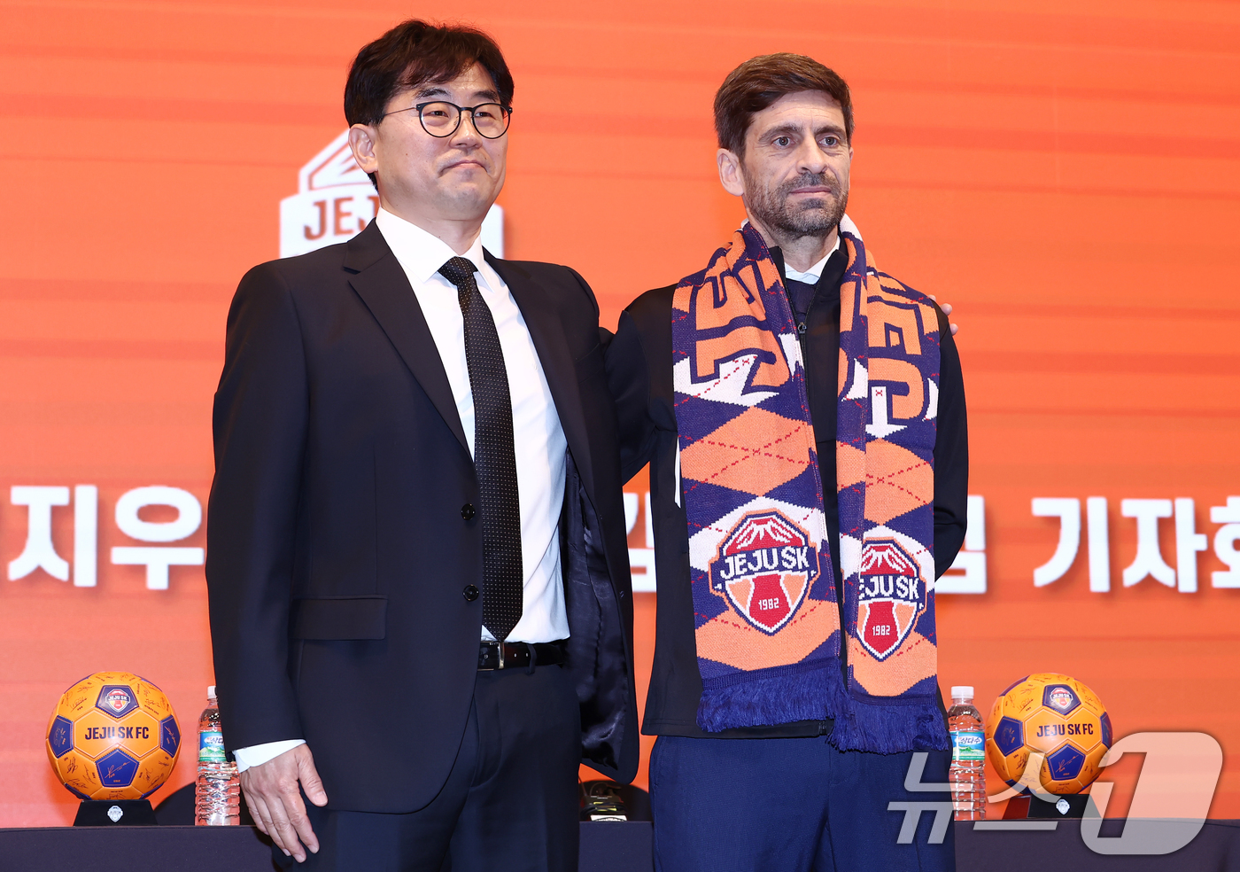 (서울=뉴스1) 김민지 기자 = 세르지우 코스타 신임 제주SK FC 감독이 29일 오전 서울 강서구 메이필드호텔에서 열린 공식 취임 기자회견에서 조자룡 단장으로 부터 공식 머플러를 …