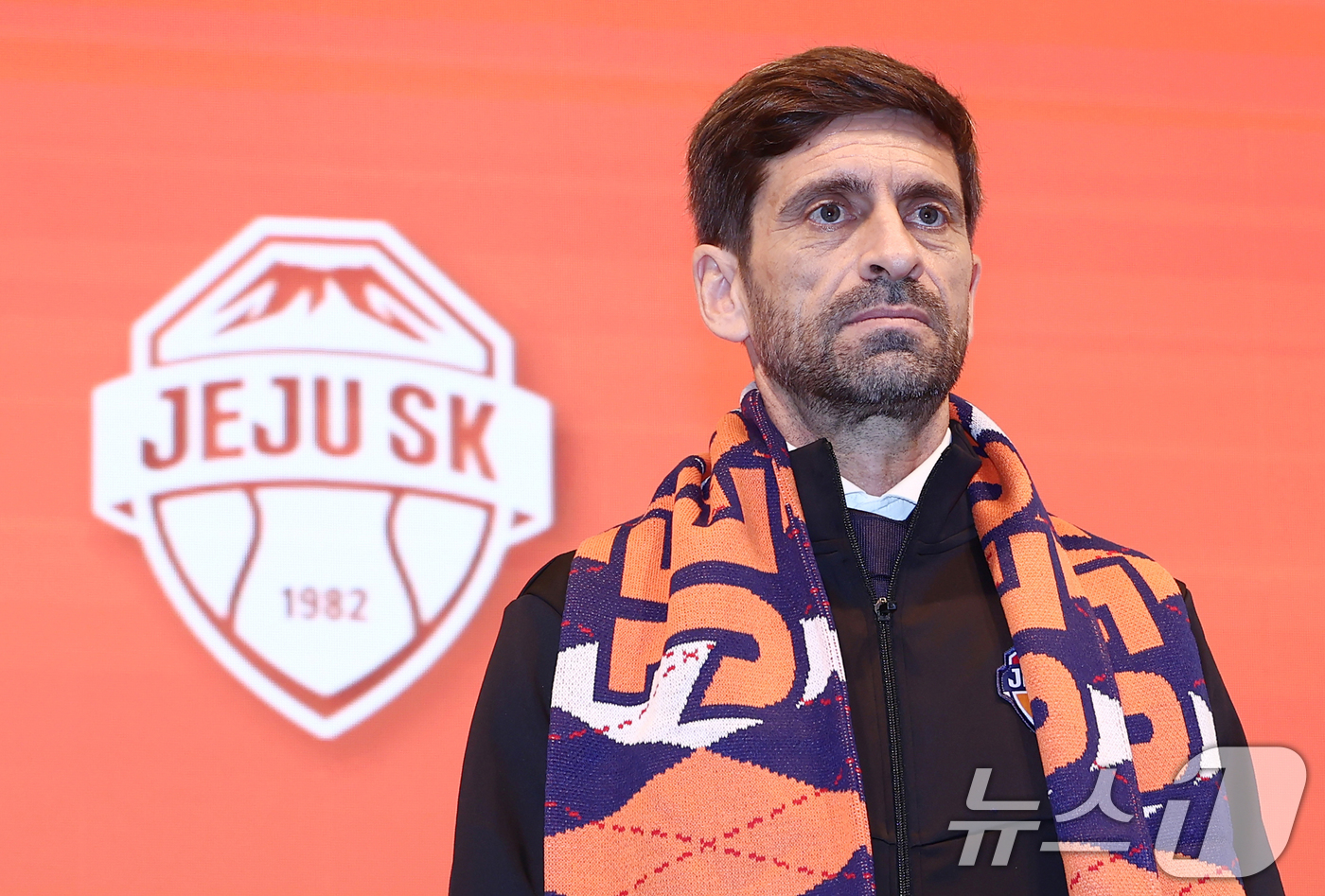 (서울=뉴스1) 김민지 기자 = 세르지우 코스타 신임 제주SK FC 감독이 29일 오전 서울 강서구 메이필드호텔에서 열린 공식 취임 기자회견에서 제주SK FC 공식 머플러를 하고 …