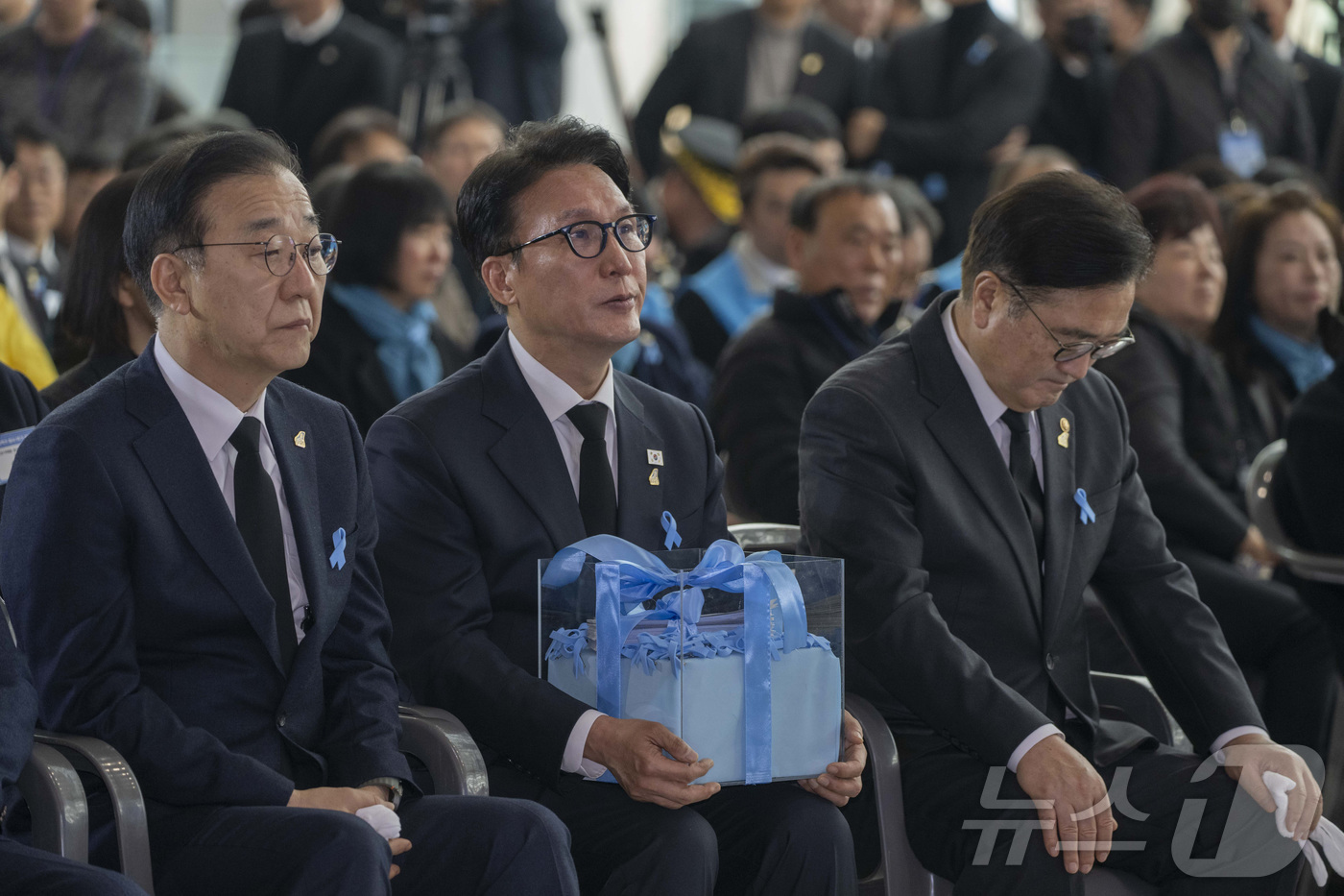 (무안=뉴스1) 사진공동취재단 = 김민석 국무총리가 29일 오전 무안국제공항에서 열린 12.29 제주항공 여객기 참사 1주기 추모식에서 유가족들의 염원이 담긴 편지함을 받아들고 있 …