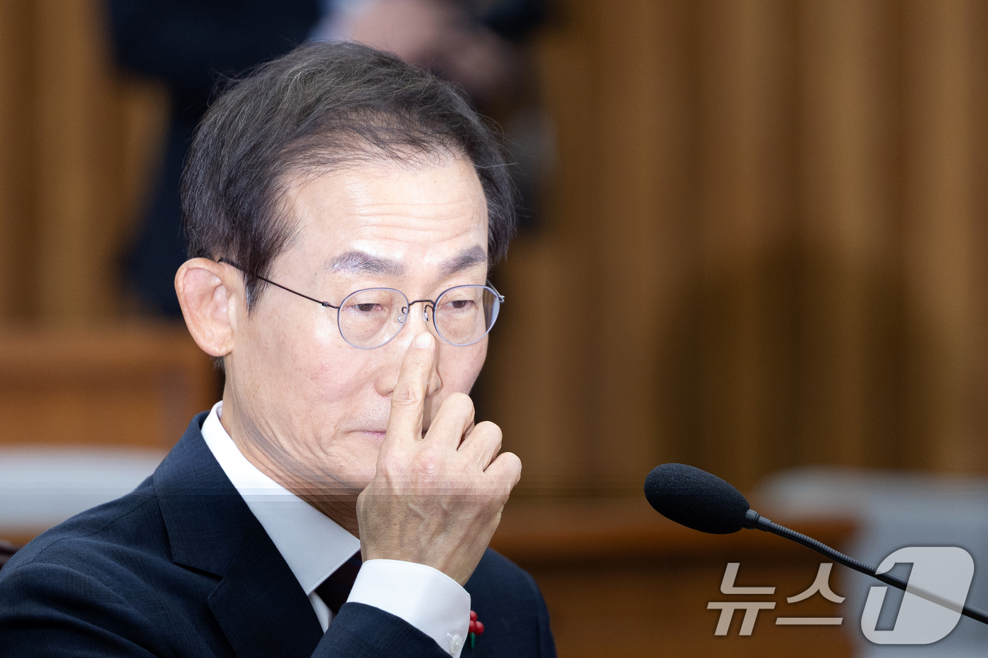 (서울=뉴스1) 이승배 기자 = 김호철 감사원장 후보자가 29일 서울 여의도 국회에서 열린 인사청문특별위원회에 출석해 콧등을 만지고 있다. 2025.12.29/뉴스1