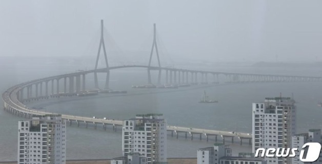 인천대교에 차 세우고 추락한 40대 사망…드럼통도 '무용지물'