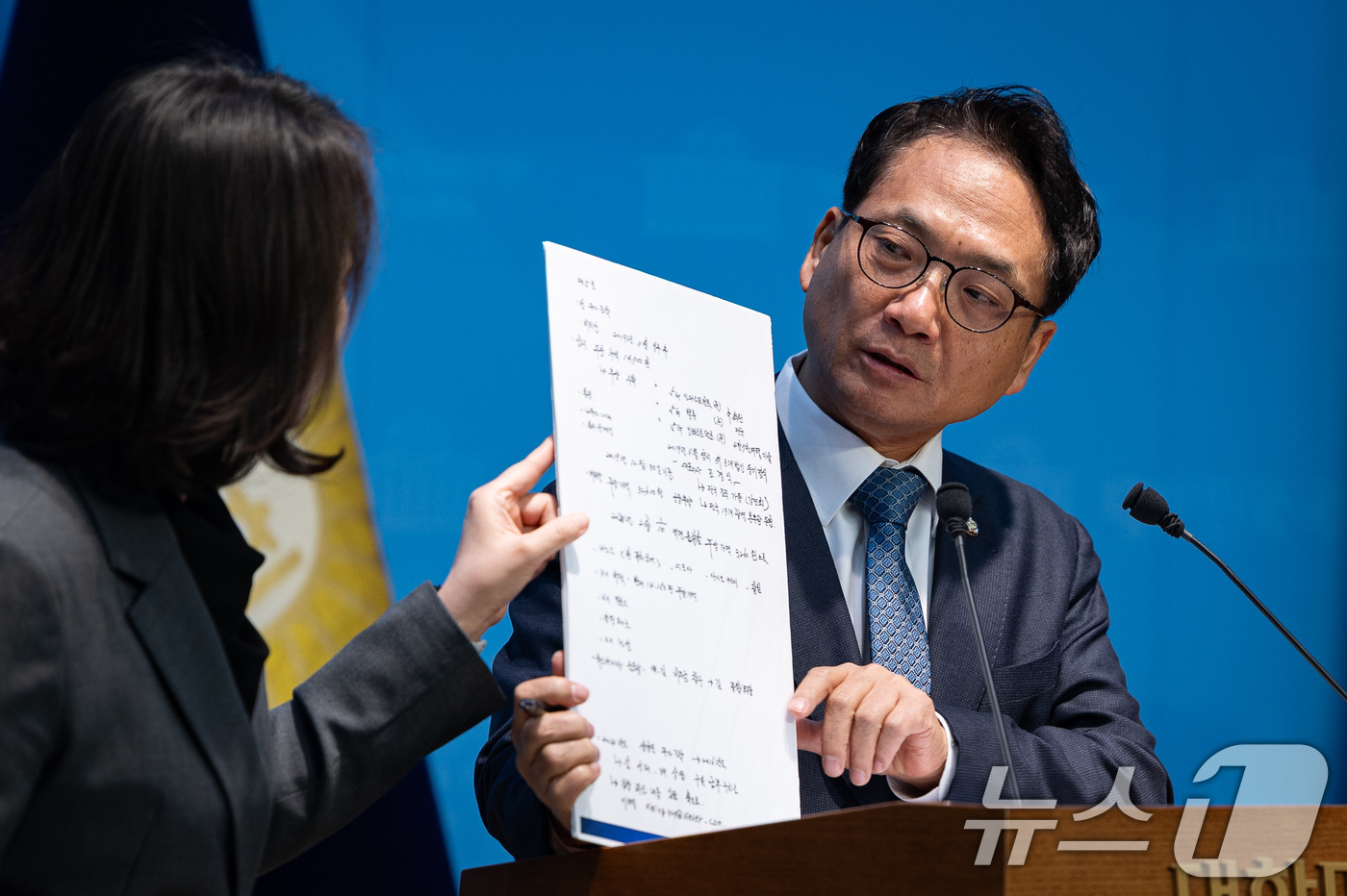 (서울=뉴스1) 유승관 기자 = 박선원 더불어민주당 정치검찰 조작기소대응 특별위원회 위원이 29일 서울 여의도 국회 소통관에서 쌍방울 대북송금 사건 관련 주가조작 내부문건을 공개하 …