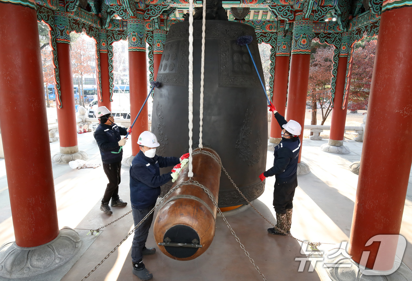 (대구=뉴스1) 공정식 기자 = 29일 오전 대구 중구 국채보상운동기념공원에서 대구공공시설관리공단 관계자들이 2026년 병오년(丙午年) 새해를 앞두고 제야의 종 타종 행사를 위해 …