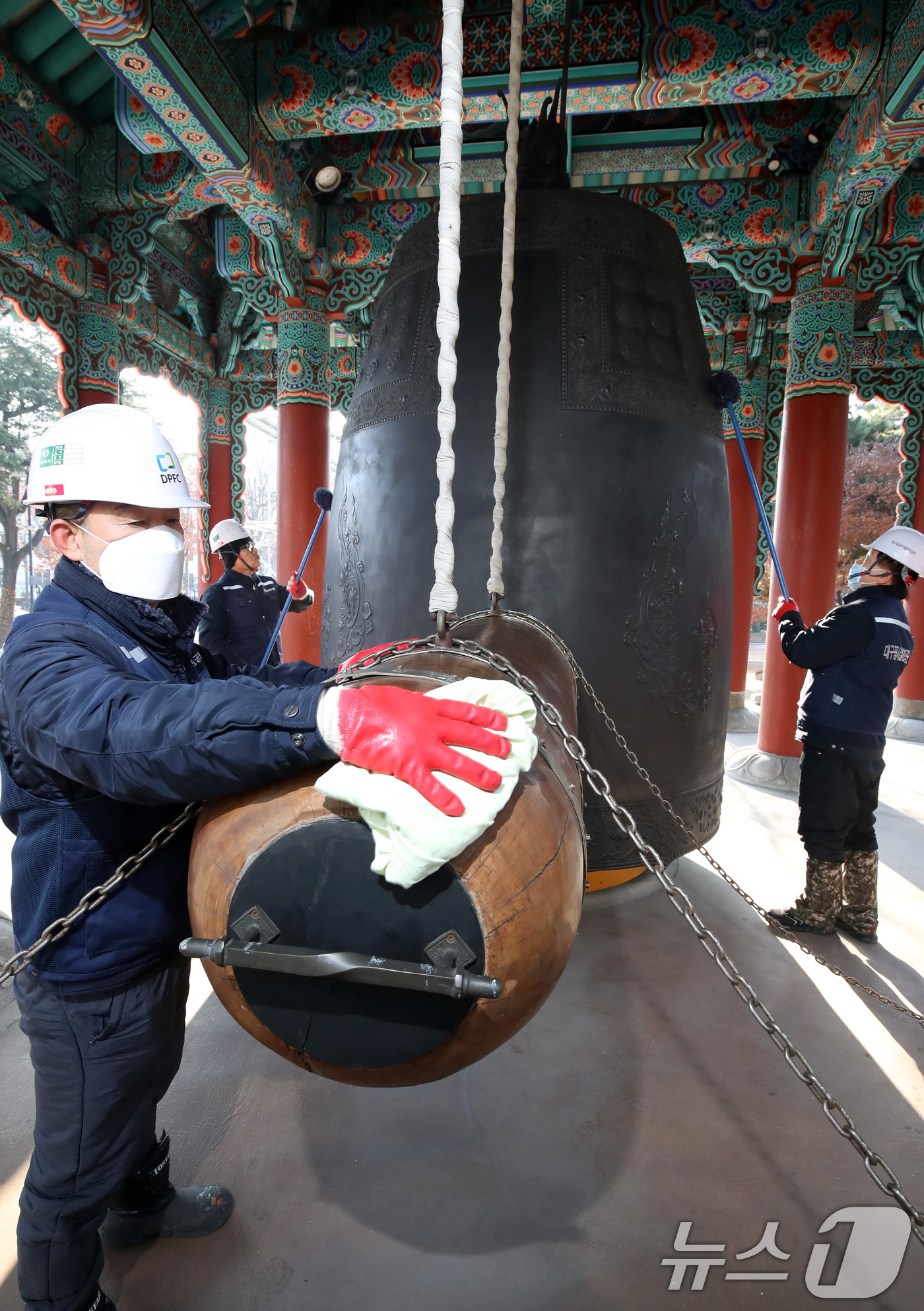 (대구=뉴스1) 공정식 기자 = 29일 오전 대구 중구 국채보상운동기념공원에서 대구공공시설관리공단 관계자들이 2026년 병오년(丙午年) 새해를 앞두고 제야의 종 타종 행사를 위해 …