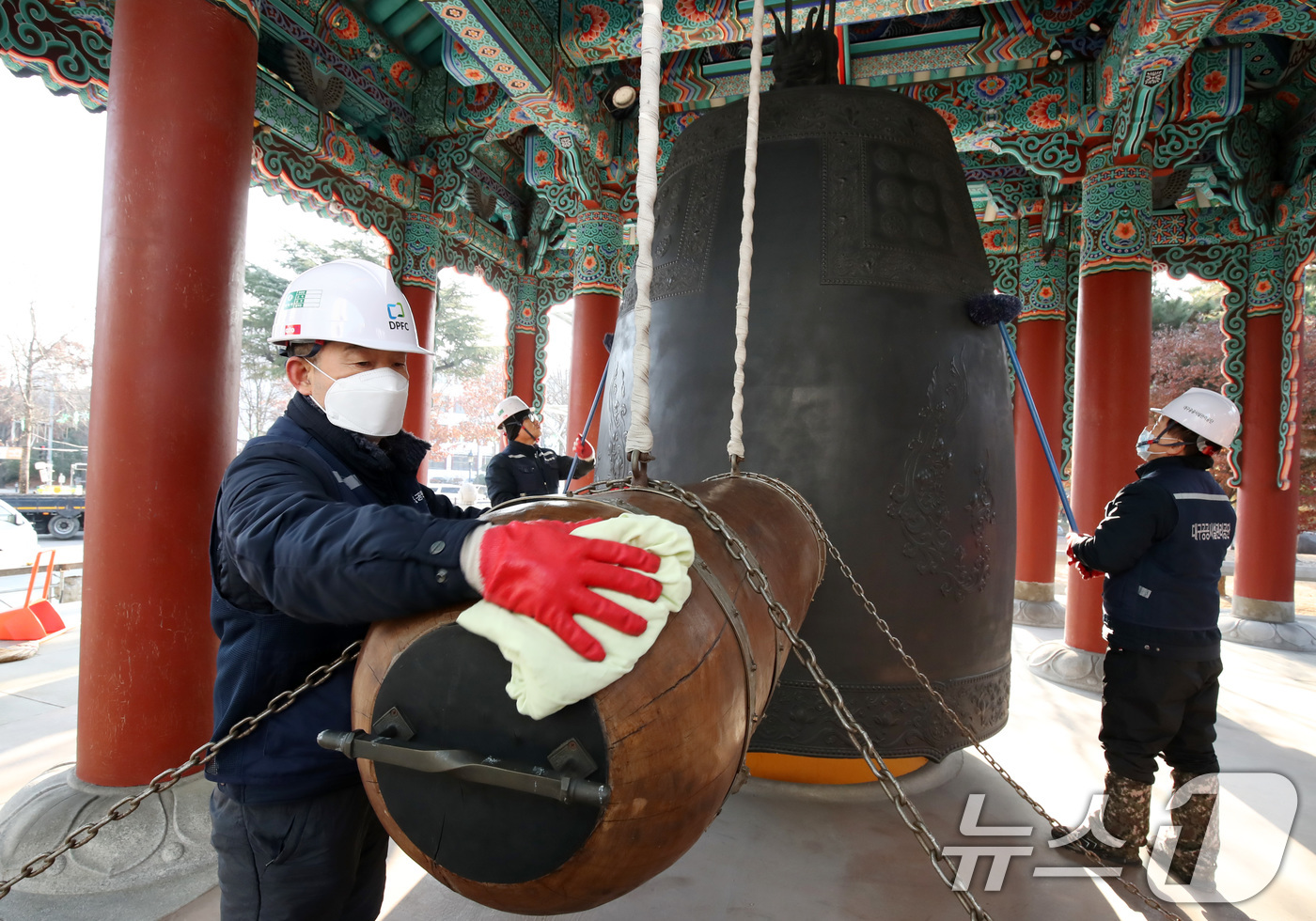 (대구=뉴스1) 공정식 기자 = 29일 오전 대구 중구 국채보상운동기념공원에서 대구공공시설관리공단 관계자들이 2026년 병오년(丙午年) 새해를 앞두고 제야의 종 타종 행사를 위해 …