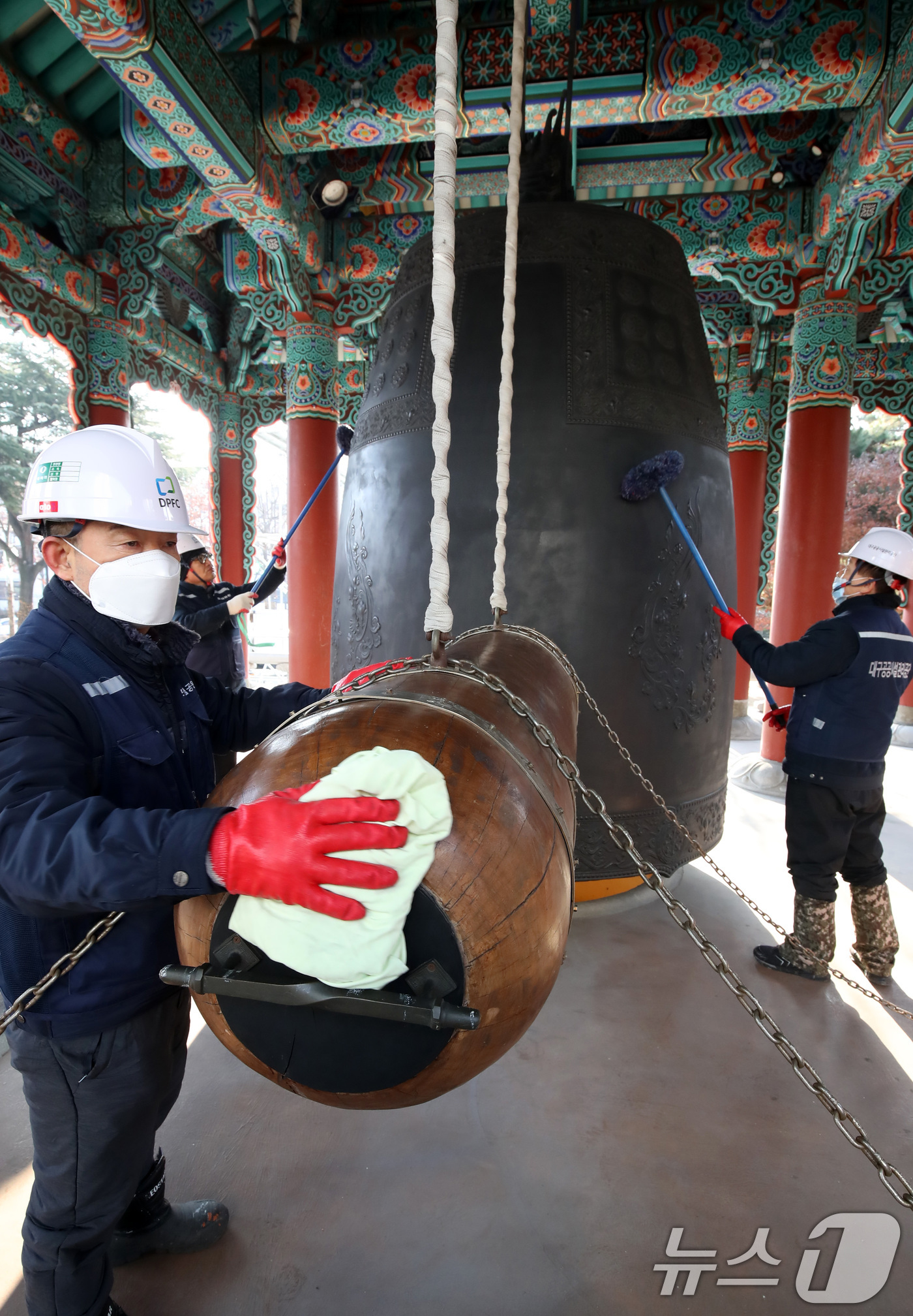 (대구=뉴스1) 공정식 기자 = 29일 오전 대구 중구 국채보상운동기념공원에서 대구공공시설관리공단 관계자들이 2026년 병오년(丙午年) 새해를 앞두고 제야의 종 타종 행사를 위해 …