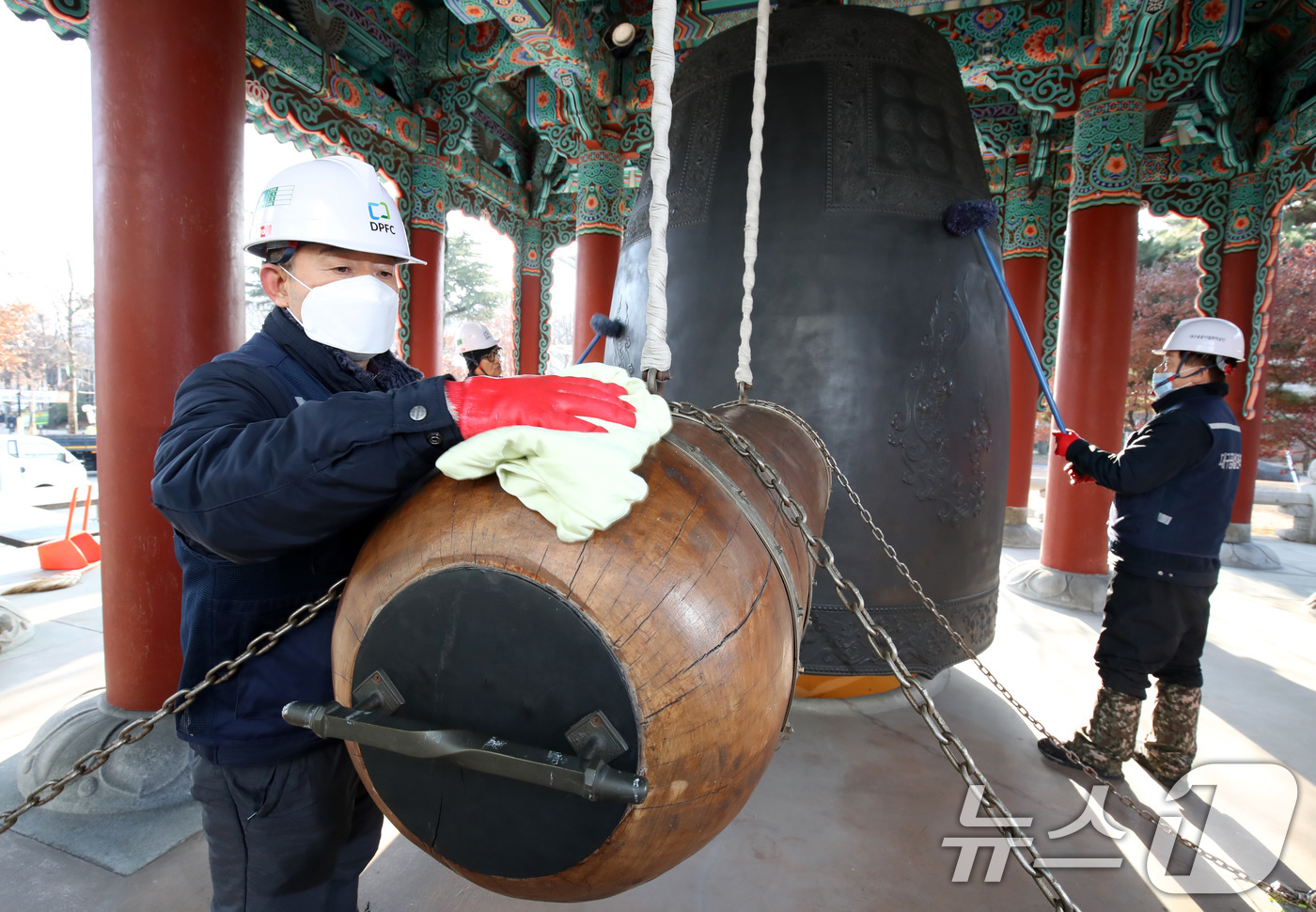 (대구=뉴스1) 공정식 기자 = 29일 오전 대구 중구 국채보상운동기념공원에서 대구공공시설관리공단 관계자들이 2026년 병오년(丙午年) 새해를 앞두고 제야의 종 타종 행사를 위해 …