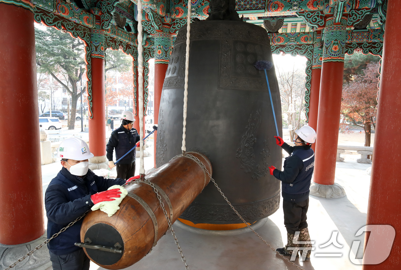(대구=뉴스1) 공정식 기자 = 29일 오전 대구 중구 국채보상운동기념공원에서 대구공공시설관리공단 관계자들이 2026년 병오년(丙午年) 새해를 앞두고 제야의 종 타종 행사를 위해 …