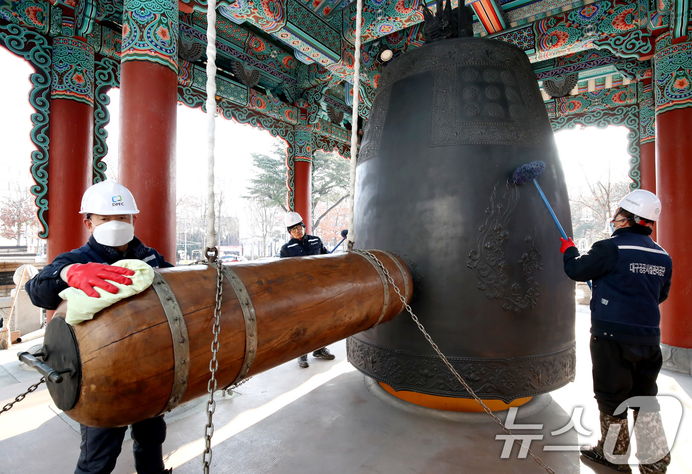 (대구=뉴스1) 공정식 기자 = 29일 오전 대구 중구 국채보상운동기념공원에서 대구공공시설관리공단 관계자들이 2026년 병오년(丙午年) 새해를 앞두고 제야의 종 타종 행사를 위해 …