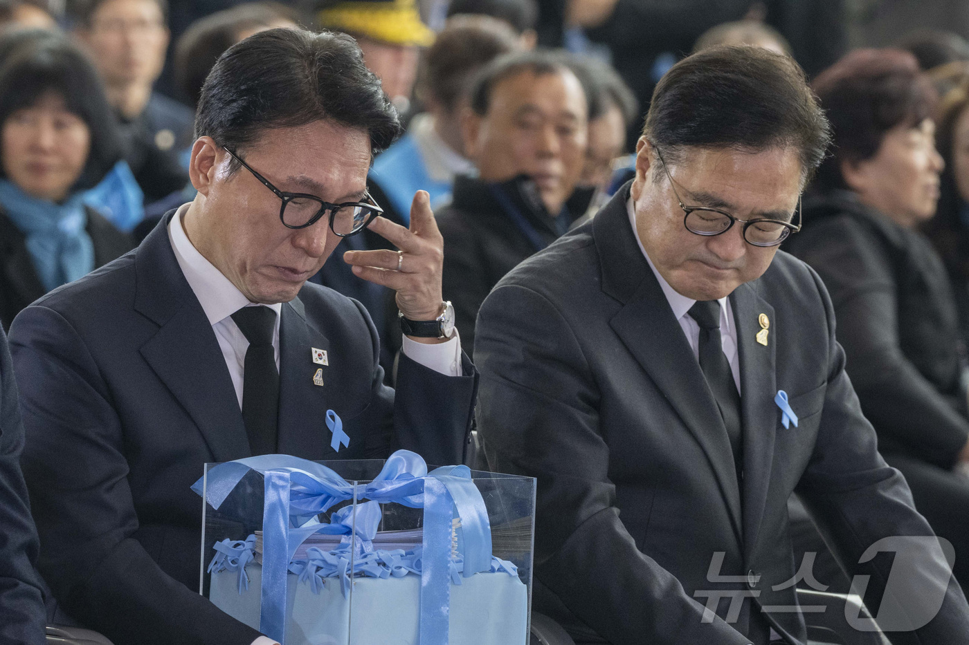 (무안=뉴스1) 사진공동취재단 = 29일 오전 무안국제공항에서 열린 12.29 제주항공 여객기 참사 1주기 추모식에서 김민석 국무총리와 우원식 국회의장이 식장 뒤에서 들려오는 유가 …