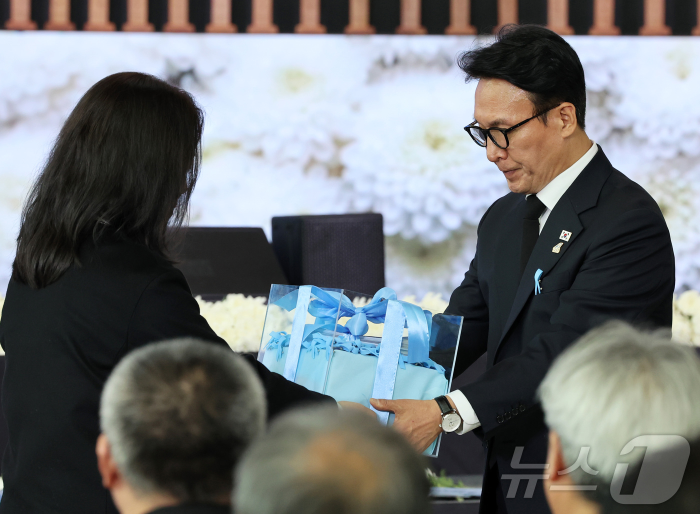 (무안=뉴스1) 사진공동취재단 = 29일 오전 전남 무안국제공항에서 열린 12·29 제주항공 여객기 참사 1주기 추모식에서 김유진 유가족협의회 대표가 유가족들이 작성한 메시지박스를 …