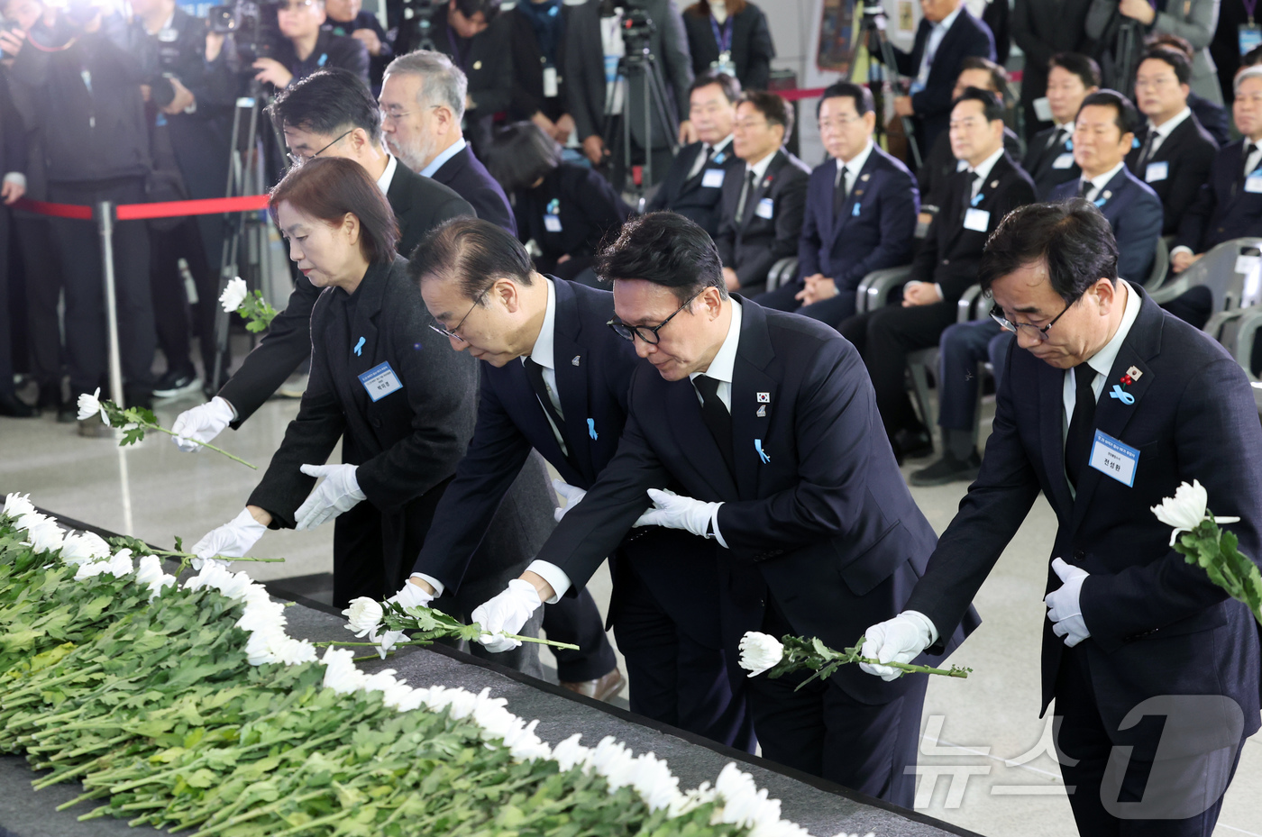 (무안=뉴스1) 사진공동취재단 = 김민석 국무총리가 29일 오전 무안국제공항에서 열린 12.29 제주항공 여객기 참사 1주기 추모식에서 헌화를 하고 있다.  2025.12.29/뉴 …
