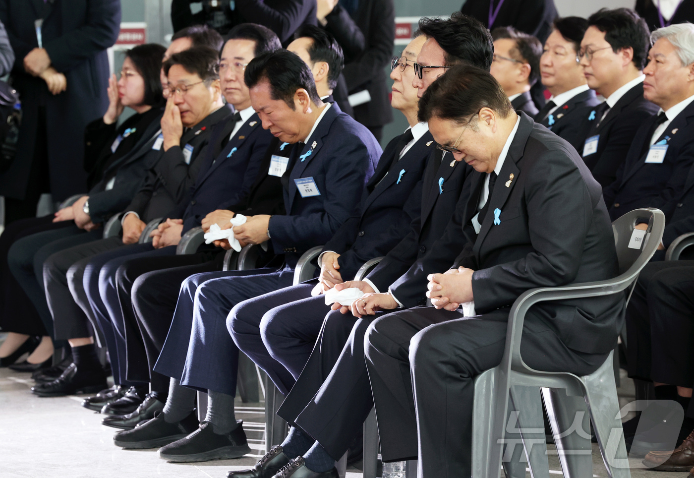 (무안=뉴스1) 사진공동취재단 = 29일 오전 전남 무안국제공항에서 열린 12·29 제주항공 여객기 참사 1주기 추모식에서 김민석 총리와 우원식 국회의장이 묵념하고 있다.  202 …