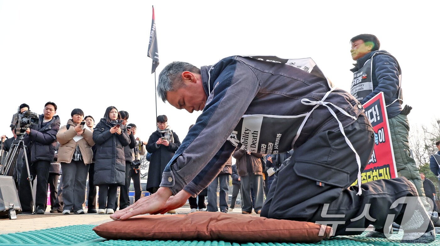 본문 이미지 - 대구출입국외국인사무소의 이주민 단속 과정에서 숨진 베트남 이주 노동자 고(故) 뚜안씨의 부친이 29일 오전 서울 종로구 청와대 분수대에서 정부의 사과와 강제 단속 중단을 촉구하는 108배를 하고 있다. 고인은 지난 10월 대구 성서공단 내 공장에서 단속을 피해 숨어있던 과정 중 추락 사고를 당한 것으로 알려졌다. 2025.12.29/뉴스1 ⓒ News1 장수영 기자
