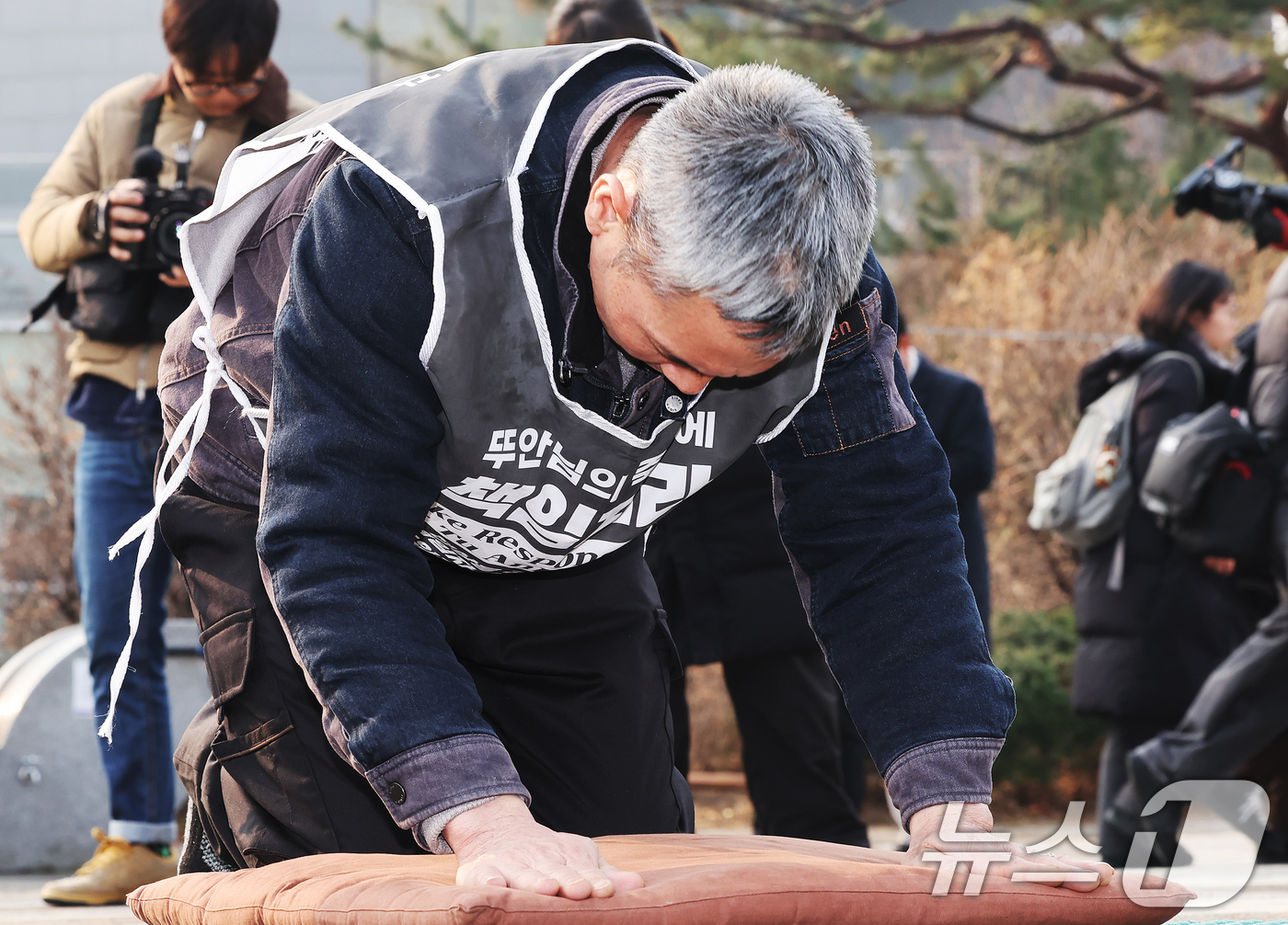 (서울=뉴스1) 장수영 기자 = 대구출입국외국인사무소의 이주민 단속 과정에서 숨진 베트남 이주 노동자 고(故) 뚜안씨의 부친이 29일 오전 서울 종로구 청와대 분수대에서 정부의 사 …
