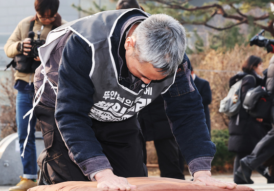 이주민 단속 중 숨진 故 뚜안씨 부친 108배
