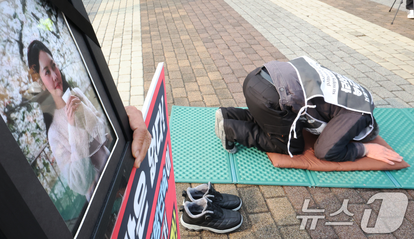 (서울=뉴스1) 장수영 기자 = 대구출입국외국인사무소의 이주민 단속 과정에서 숨진 베트남 이주 노동자 고(故) 뚜안씨의 부친이 29일 오전 서울 종로구 청와대 분수대에서 정부의 사 …
