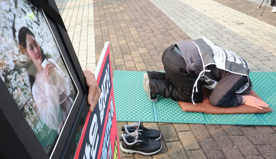 정부의 사과와 강제 단속 중단 촉구하는 故 뚜안씨 부친