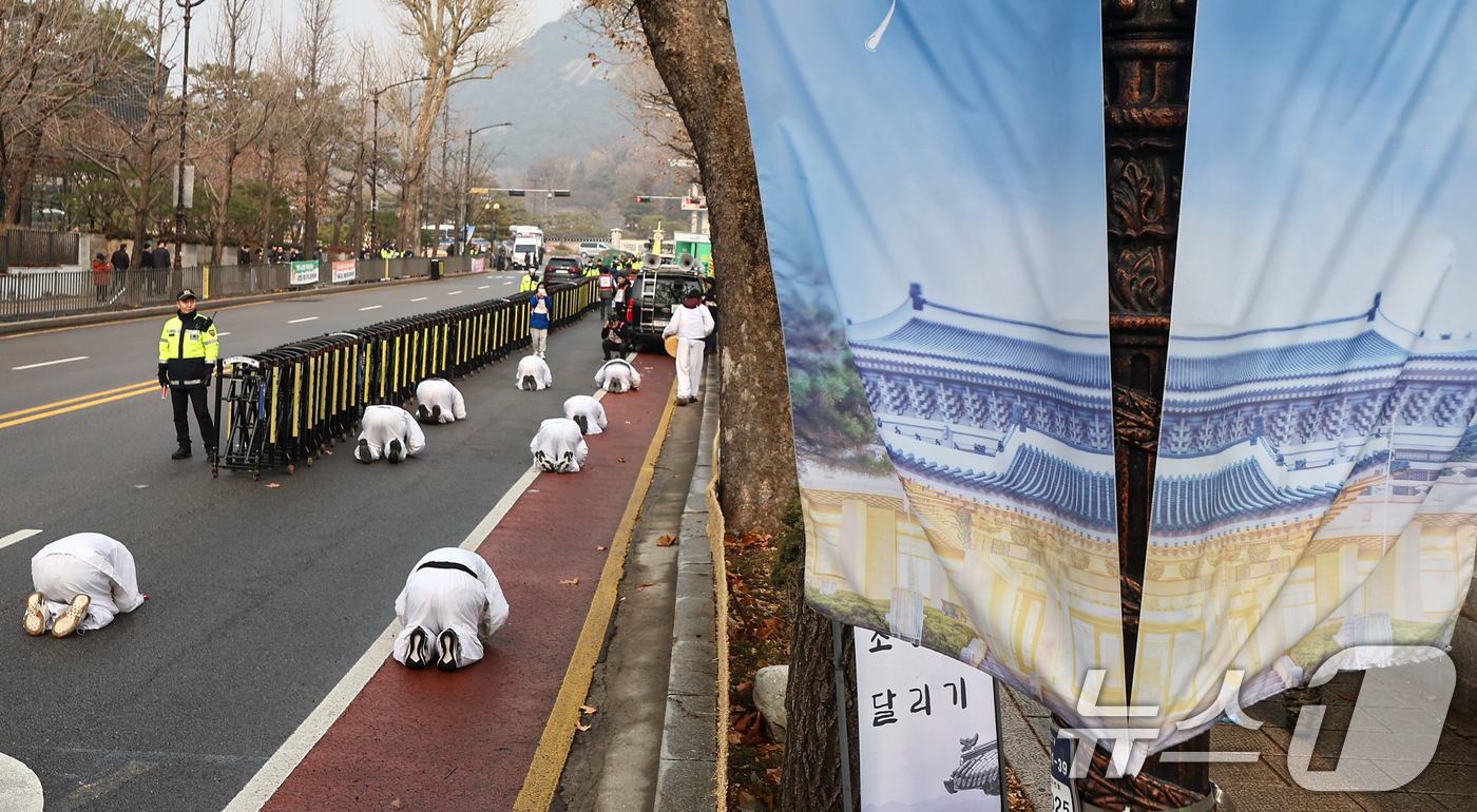 (서울=뉴스1) 김도우 기자 = 공공운수노조 서울지역공공서비스지부 조합원들이 29일 청와대 비정규직 고용보장을 촉구하며 서울 광화문 광장에서 출발해 청와대 방면으로 삼보일배 하고 …