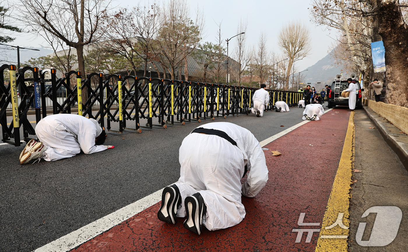 (서울=뉴스1) 김도우 기자 = 공공운수노조 서울지역공공서비스지부 조합원들이 29일 청와대 비정규직 고용보장을 촉구하며 서울 광화문 광장에서 출발해 청와대 방면으로 삼보일배 하고 …