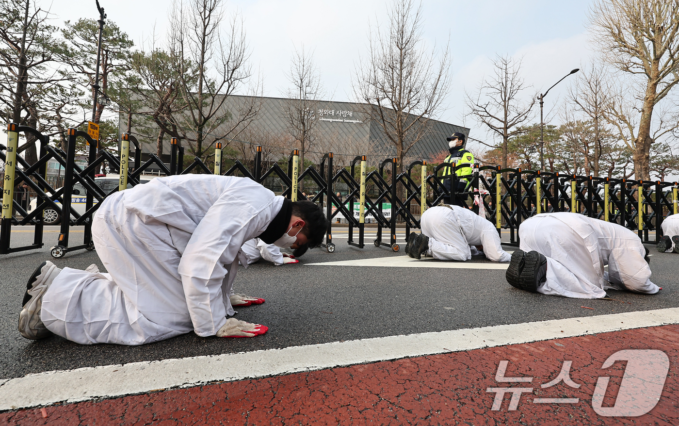 (서울=뉴스1) 김도우 기자 = 공공운수노조 서울지역공공서비스지부 조합원들이 29일 청와대 비정규직 고용보장을 촉구하며 서울 광화문 광장에서 출발해 청와대 방면으로 삼보일배 하고 …
